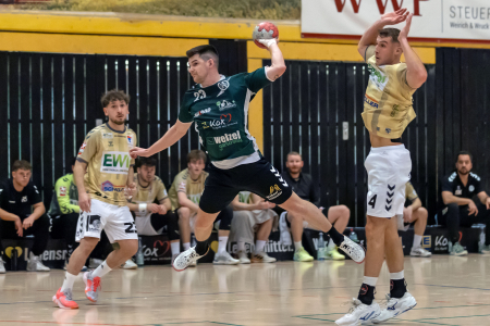 Links: 23 Kai Frauenrath Beim Wurf: 23 Fabian Küsters Rechts: 4 Jonas Scheidtweiler